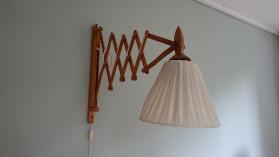 Image 1 of Dänische Mid Century Scherenlampe aus Holz