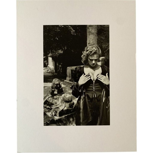 Vintage-Fotogravüre "Père Lachaise, Grabmal von Talma, Paris" von Helmut Newton, Frankreich