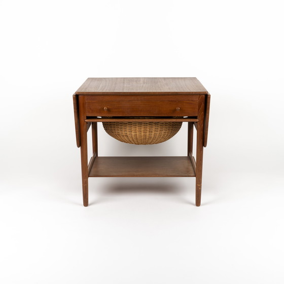 Image 1 of Hans J. Wegner Naaitafel Modell AT 33