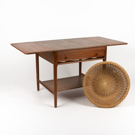 Image 1 of Hans J. Wegner Naaitafel Modell AT 33