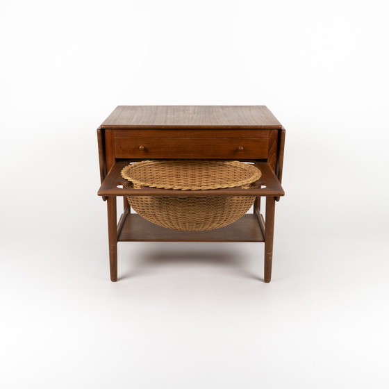 Image 1 of Hans J. Wegner Naaitafel Modell AT 33