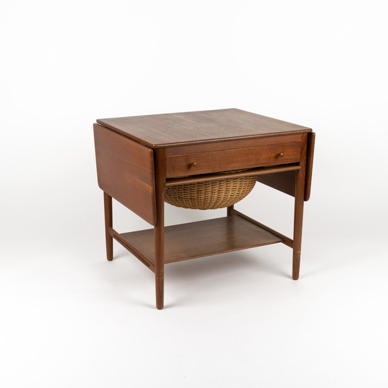 Image 1 of Hans J. Wegner Naaitafel Modell AT 33
