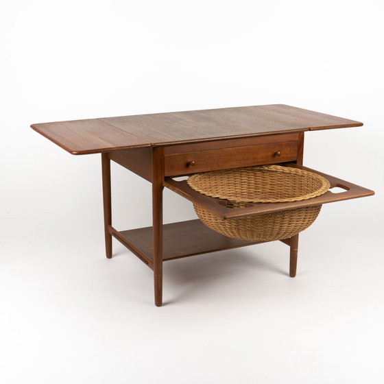 Image 1 of Hans J. Wegner Naaitafel Modell AT 33
