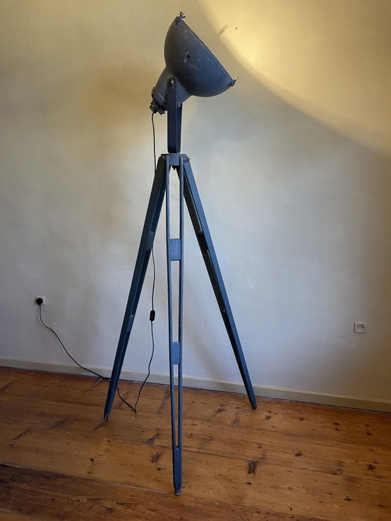 Image 1 of Stehlampe Stehlampe auf altem Dreibein Industriell Französisch