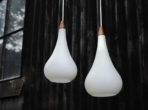 Satz von 2 atmosphärischen Teardrop Pendelleuchten aus Glas und Teakholz Teak