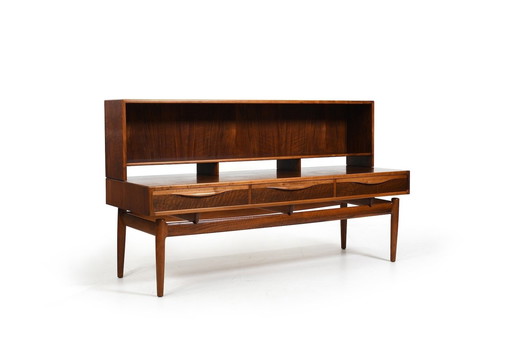 Kurt Østervig Niedriges Nussbaum Sideboard mit Bücherregal oben 1950S