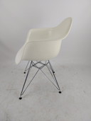 3 x Vitra Eames DAR Stuhl. Weiß und Chrom.