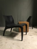 Studio Parade Minimalistische Loungesessel und Tisch aus Holz.