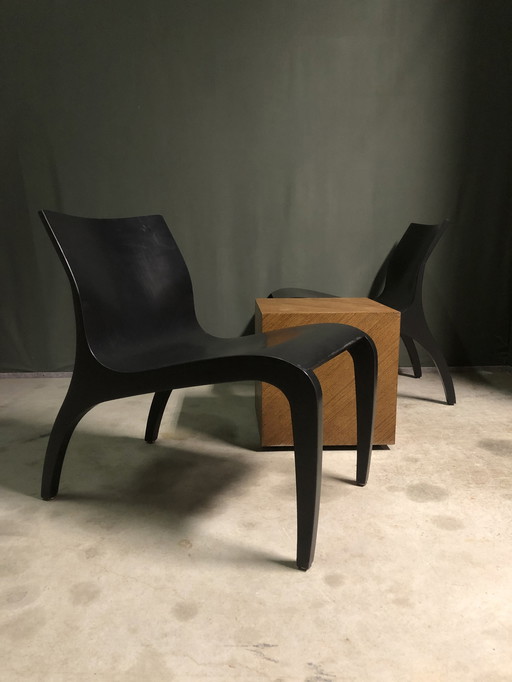 Studio Parade Minimalistische Loungesessel und Tisch aus Holz.