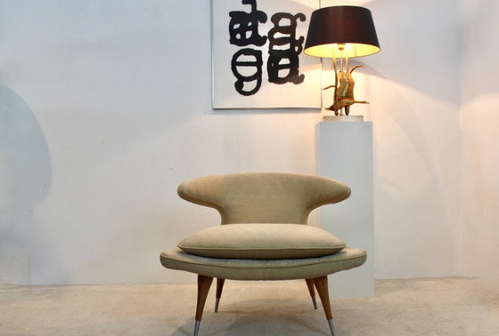 Image 1 of Karpen of California 'Horn Chair' aus goldenem Stoff und Nussbaum