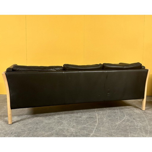 Dänisches 3-Sitzer-Sofa aus schwarzem Leder mit Holzgestell, 1960er Jahre