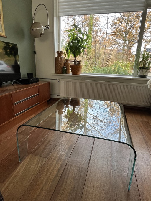 Design-Couchtisch aus Glas