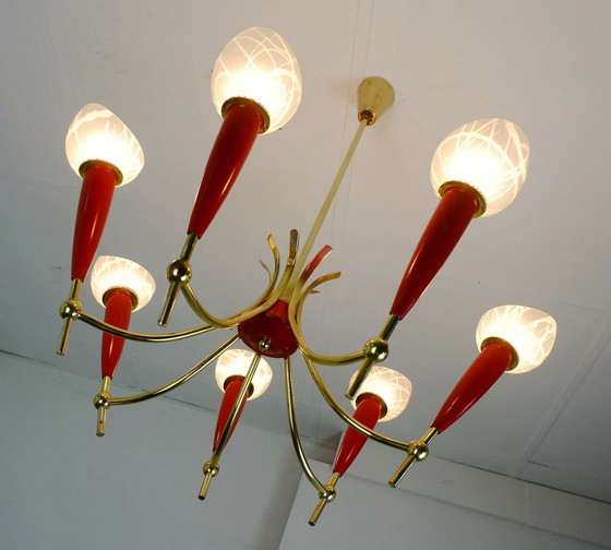 Image 1 of Pendelleuchte aus den 1950er Jahren, Mitte des Jahrhunderts, Messing, roter Kunststoff, 7 Glasschirme