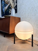 D&T Design-Stehlampe, Glaskugel, Metallbein