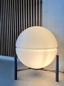 D&T Design-Stehlampe, Glaskugel, Metallbein