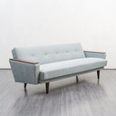 50er Jahre Sofa mit Klappfunktion, Holzarmlehnen, komplett restauriert