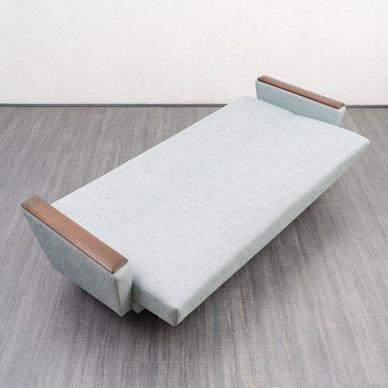 Image 1 of 50er Jahre Sofa mit Klappfunktion, Holzarmlehnen, komplett restauriert
