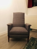 Stuhl im 'faulen' Design der 1950er Jahre
