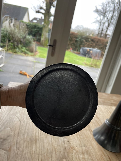 Große verschnörkelte anthrazitfarbene Keramikvase Design Simone Van Brakel Ausgeführt von Cor Unum