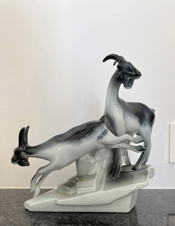 Image 1 of Gemse auf einem Berg stehend Skulptur Porzellan
