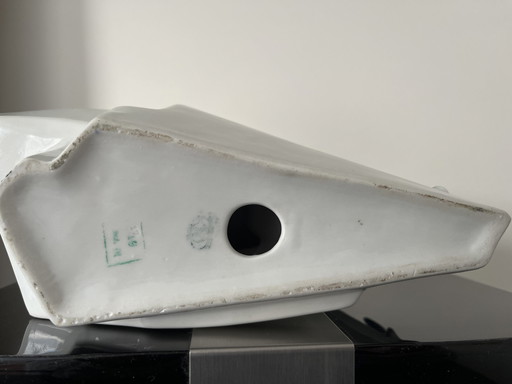 Gemse auf einem Berg stehend Skulptur Porzellan