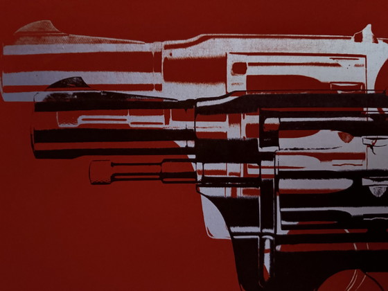 Image 1 of Andy Warhol: "Guns, C.1981-82 Weiß und Schwarz auf Rot".