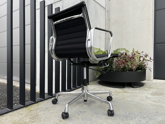 Image 1 of 2X Vitra Eames Ea117 Hopsak Drehstühle