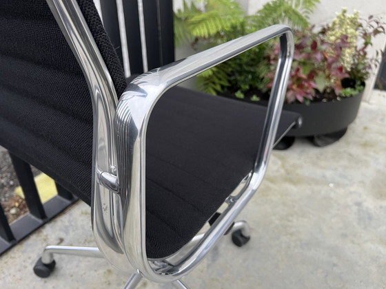 Image 1 of 2X Vitra Eames Ea117 Hopsak Drehstühle