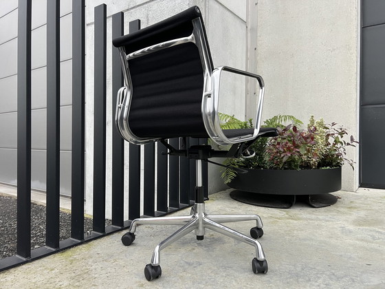 Image 1 of 2X Vitra Eames Ea117 Hopsak Drehstühle