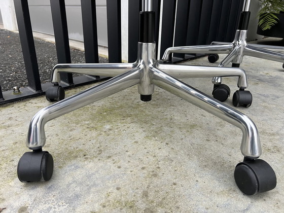 Image 1 of 2X Vitra Eames Ea117 Hopsak Drehstühle