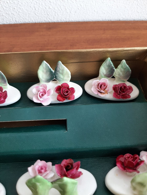 Image 1 of Set aus Porzellan Handgefertigte Namensschilder Krone Staffordshire