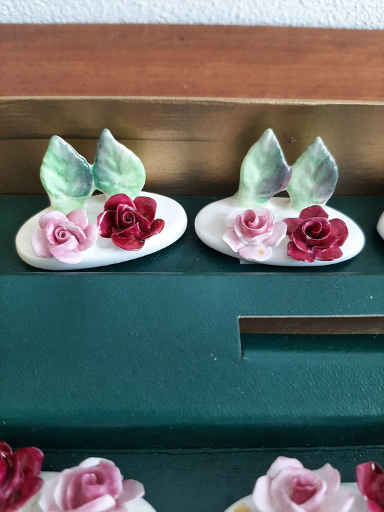 Image 1 of Set aus Porzellan Handgefertigte Namensschilder Krone Staffordshire