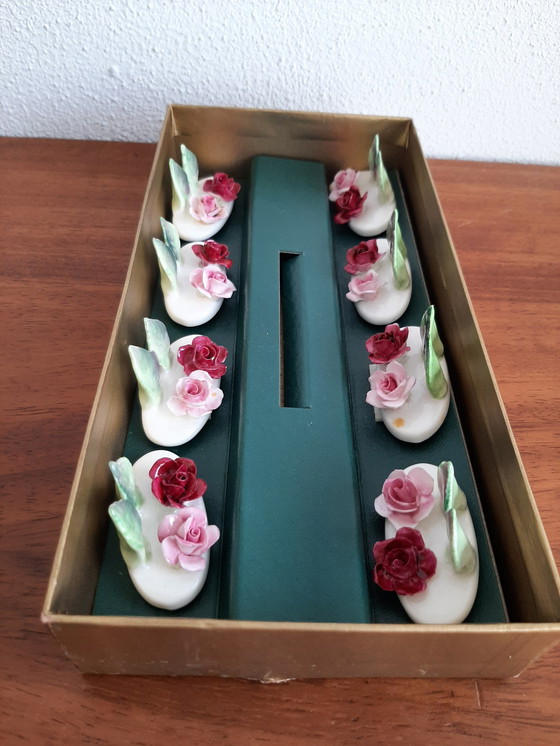 Image 1 of Set aus Porzellan Handgefertigte Namensschilder Krone Staffordshire