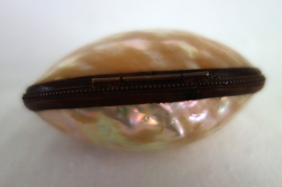 Image 1 of Ei Perlmutt Etui Rosenkranzhalter Messing 19. Jahrhundert