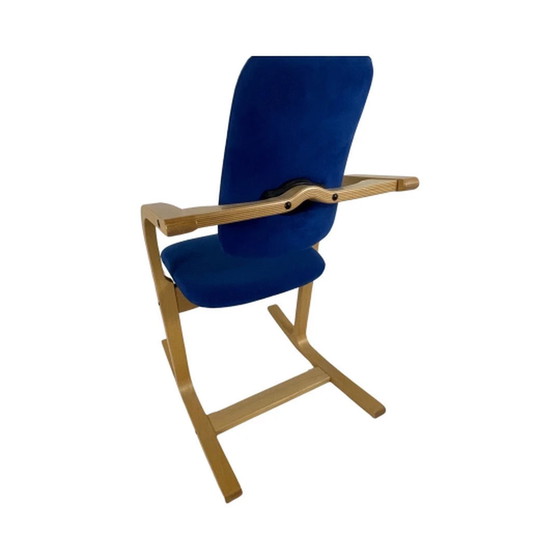 Image 1 of Peter Opsvik - Varier - Actulum - Ergonomisch geformter Schaukelstuhl - Blaue Samtpolsterung und Holzrahmen