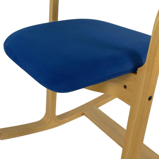 Image 1 of Peter Opsvik - Varier - Actulum - Ergonomisch geformter Schaukelstuhl - Blaue Samtpolsterung und Holzrahmen