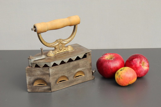 Antikes Kohle-Bügeleisen Um 1900 Mit Golddekor