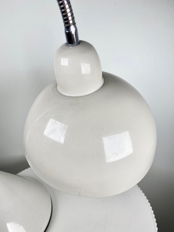 Image 1 of Große 1970 Industrial Style Schreibtisch / Tischlampe in Hellgrau & Beige mit einem flexiblen Chrom Schwanenhals