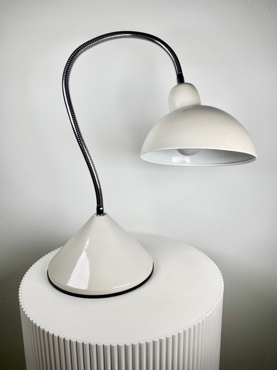 Image 1 of Große 1970 Industrial Style Schreibtisch / Tischlampe in Hellgrau & Beige mit einem flexiblen Chrom Schwanenhals