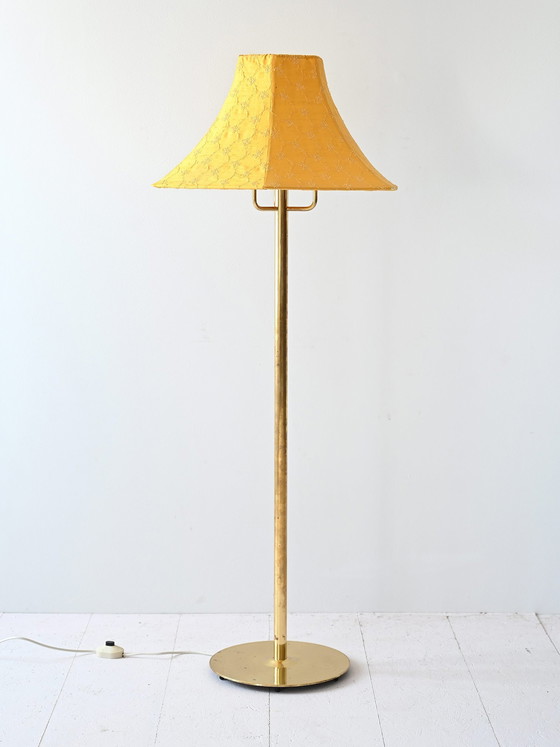 Image 1 of Vintage Gelber Lampenschirm Stehlampe - Mid-Century Goldener Metallsockel