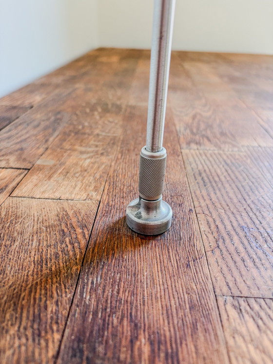 Image 1 of Massiver Eichenholz-Schreibtisch mit integrierter Design-Lampe