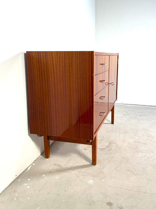 Kleines Sideboard im skandinavischen Stil - schlichter und moderner Aufbewahrungsschrank