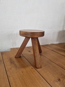 Brutalistischer Tripo-Hocker