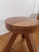 Brutalistischer Tripo-Hocker