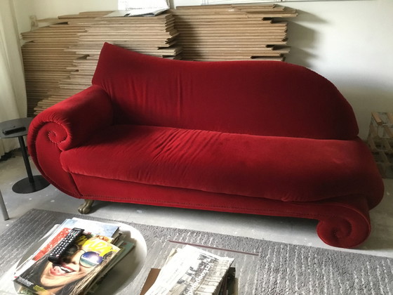 Image 1 of Design Sofa aus dunkelrotem Samt
