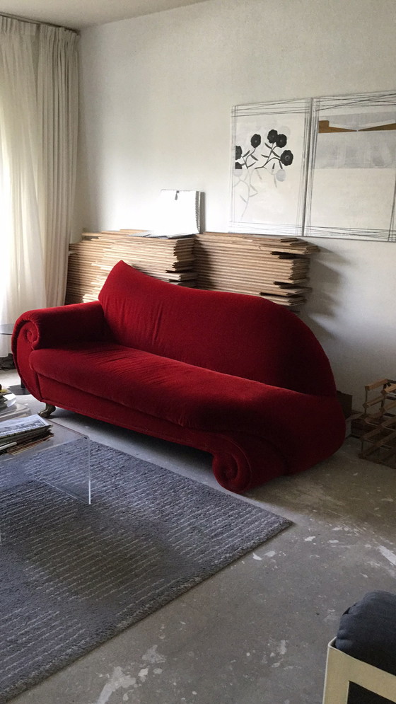 Image 1 of Design Sofa aus dunkelrotem Samt
