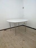 Fritz Hansen 'superelliptischer' Tisch