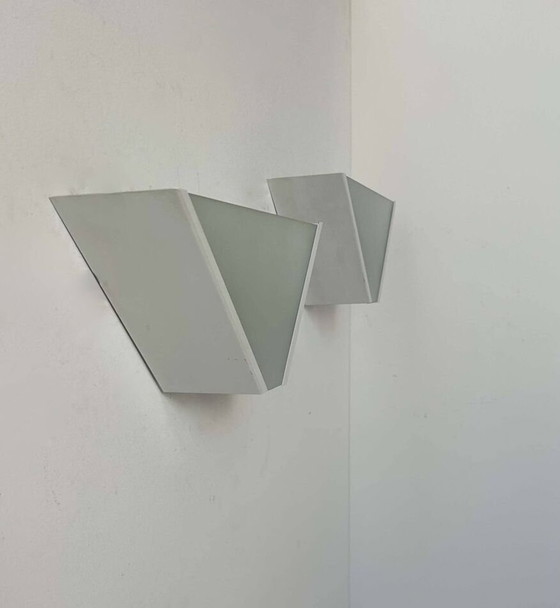 Image 1 of 2X Geometrische Wandleuchten aus sandgestrahltem Glas und weißem Metall - Italien 1970