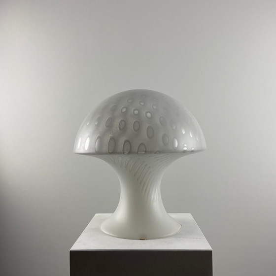 Image 1 of 1 von 2 großen seltenen weißen Milchglas Peill und Putzler Pilz Tischlampe 1970