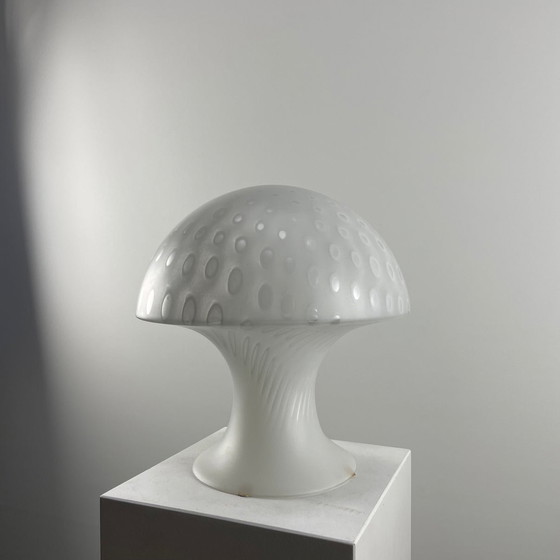 Image 1 of 1 von 2 großen seltenen weißen Milchglas Peill und Putzler Pilz Tischlampe 1970